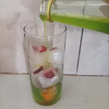 Tambahkan sirup melon.