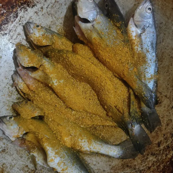 Campurkan ikan dan bumbu marinasi, aduk hingga tercampur rata. Diamkan selama 15 menit atau hingga bumbu meresap.