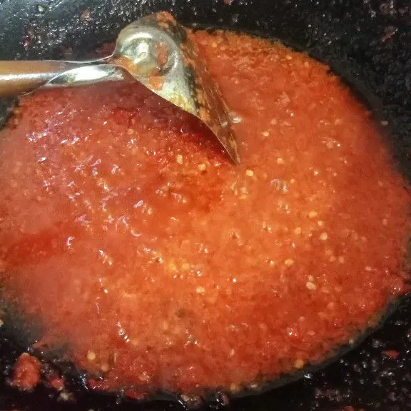 Ulek atau blender cabe merah, bawang dan tomat, lalu tumis cabe sampai bau langu hilang, tambahkan garam dan penyedap, setelah cabe tanak dan masak matikan kompor, biarkan sampai cabe dingin.