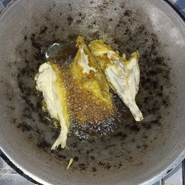 Goreng ikan di minyak yang panas dengan api kecil.