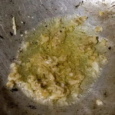 Haluskan Bawang putih, merica, kemiri, garam dan penyedap rasa. Lalu tumis dengan sedikit minyak goreng. Tumis hingga layu dan harum.