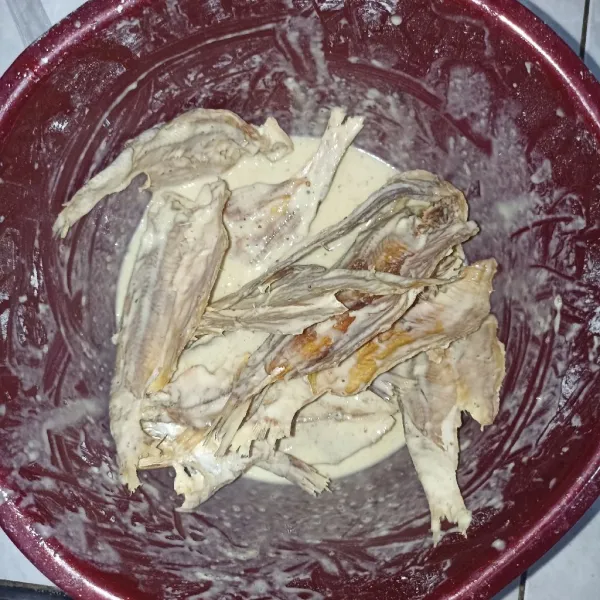 Baluri semua bagian ikan dengan adonan.