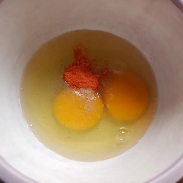 Campur telur, garam, lada bubuk, dan bumbu tabur balado, kocok hingga tercampur rata.