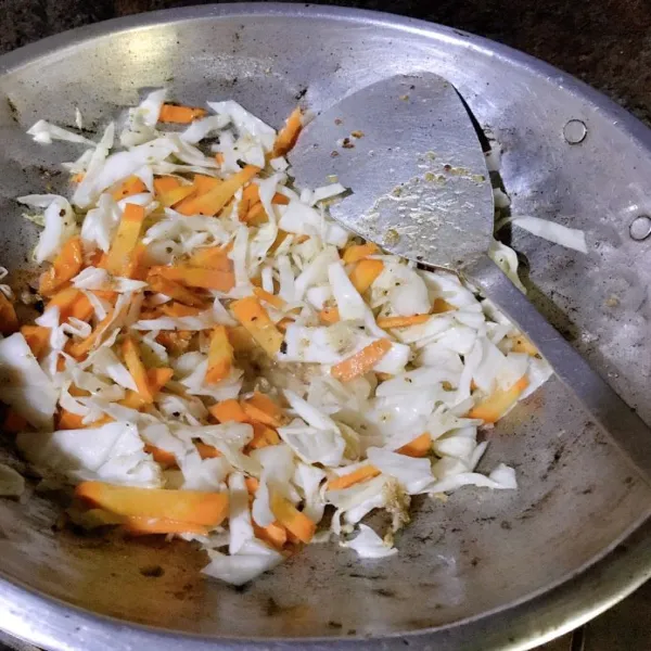 Jika bumbu sudah halus, masukan sayur dan tumis hingga layu dan matang.