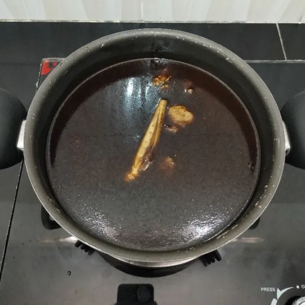 Kemudian masukkan air dan garam, masak hingga daging sapi empuk.