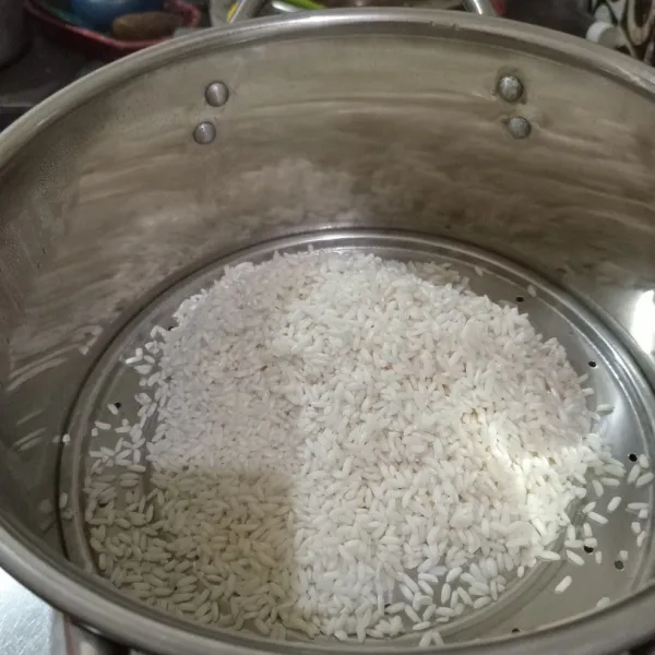 Panaskan kukusan, masukkan beras ketan, kukus selama 30 menit. Angkat dan pindahkan beras ketan ke wadah lain.