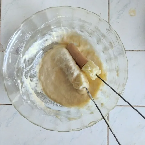 Celupkan sosis ke dalam adonan tepung hingga rata, lakukan hingga sosis habis.