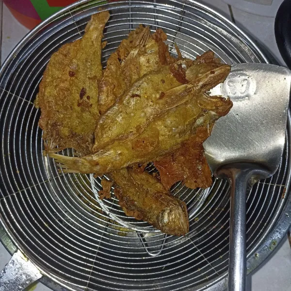 Tiriskan ikan yang sudah matang kecoklatan.