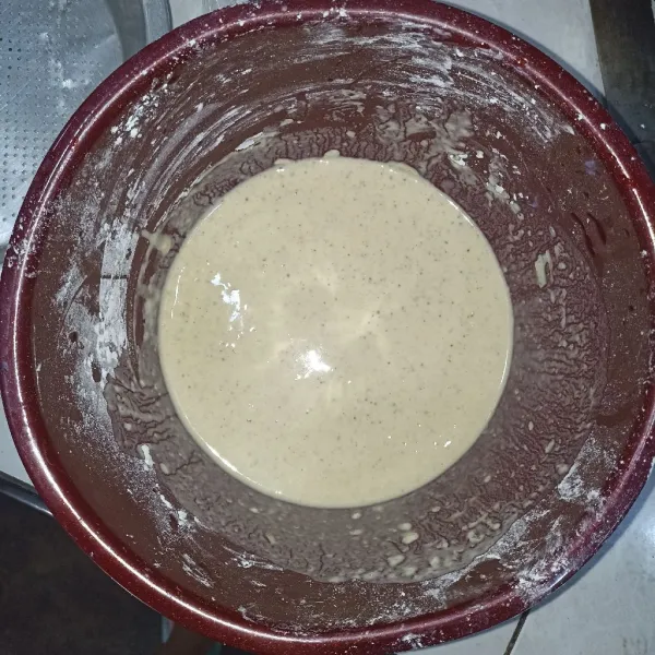 Campur tepung dengan bumbu-bumbu lalu tambahkan air sedikit-sedikit tidak terlalu cair.