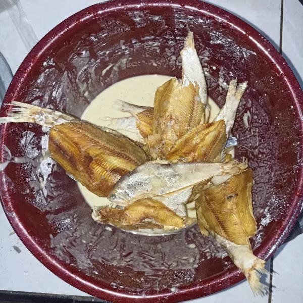 Cuci ikan lalu masukkan ke dalam adonan.