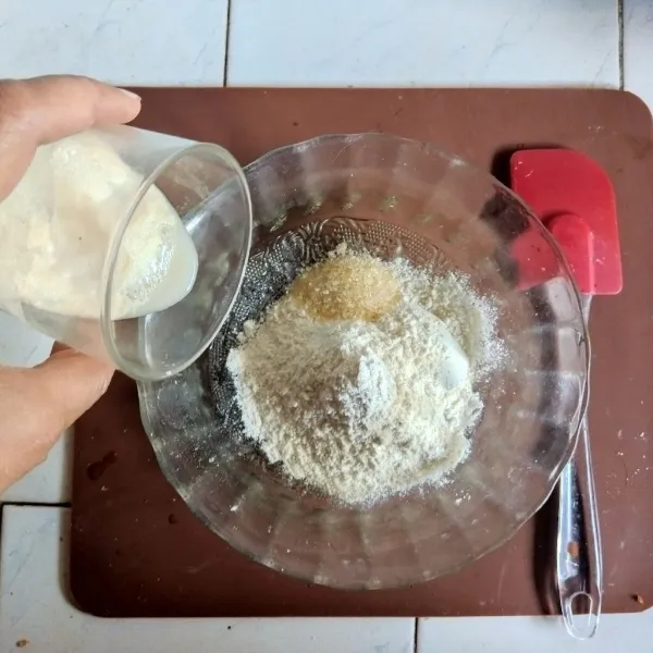 Siapkan mangkuk, lalu campurkan tepung terigu, pala, paprika bubuk, cabai bubuk, garam, gula, dan kaldu. Aduk hingga tercampur dengan rata.