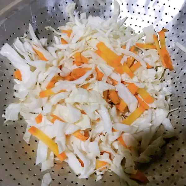 Potong sayur kubis dan wortel lalu cuci bersih.