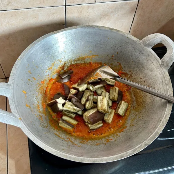 Masukkan terong yang sudah dikukus.