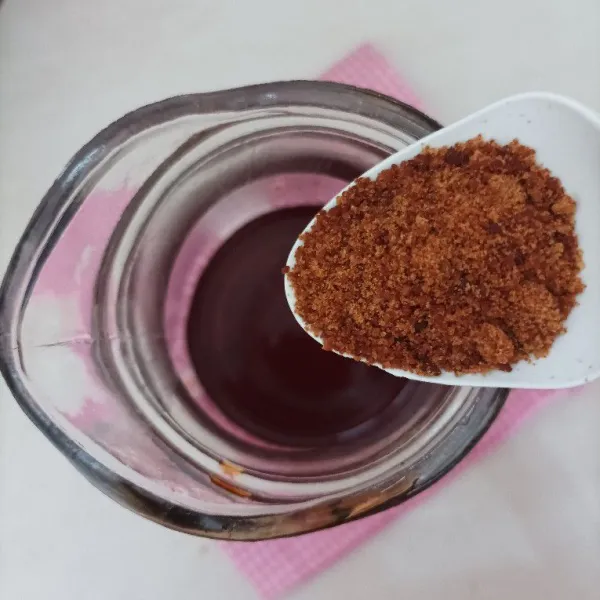 Saring air Thai tea dalam pot tea tambahkan gula palm aduk hingga larut.