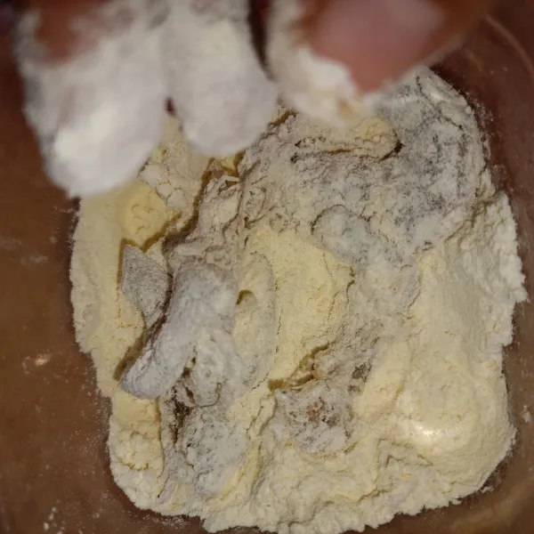 Balur udang dengan tepung kering.