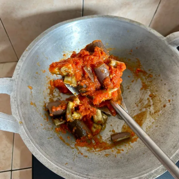 Aduk sampai tercampur rata dan air menyusut.