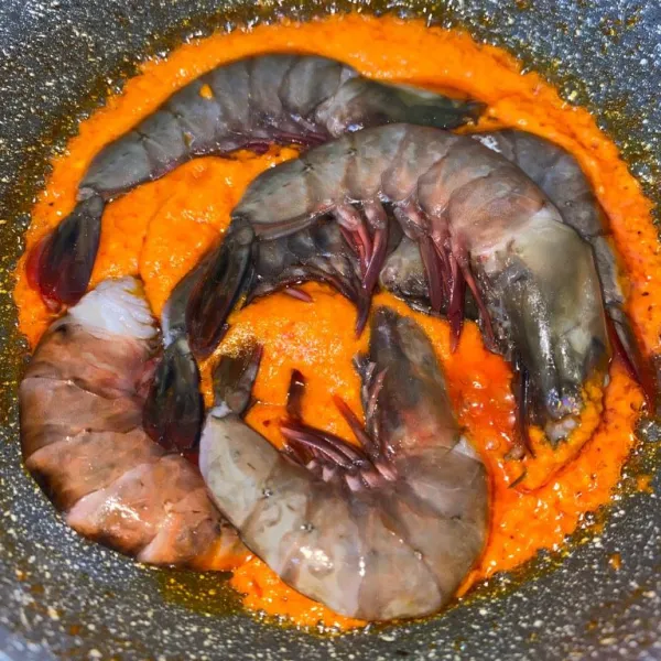 Kemudian masukkan udang ke dalam bumbu yang telah di tumis hingga wangi tadi.