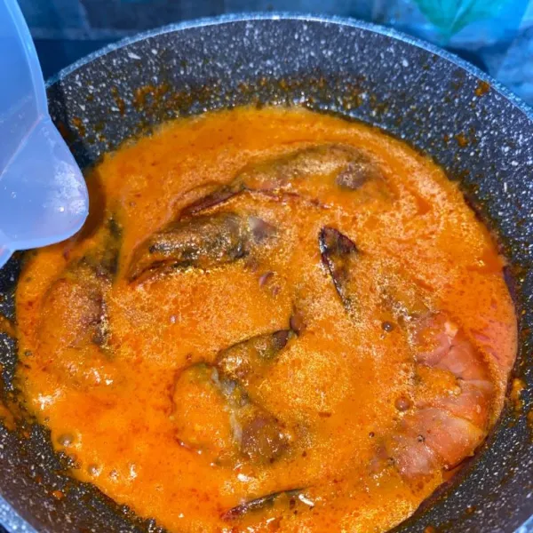 Tambahkan air, garam, penyedap, kecap dan saos lada hitam.