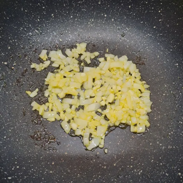 Lelehkan margarin, tumis bawang bombay dan bawang putih sampai layu dan harum.