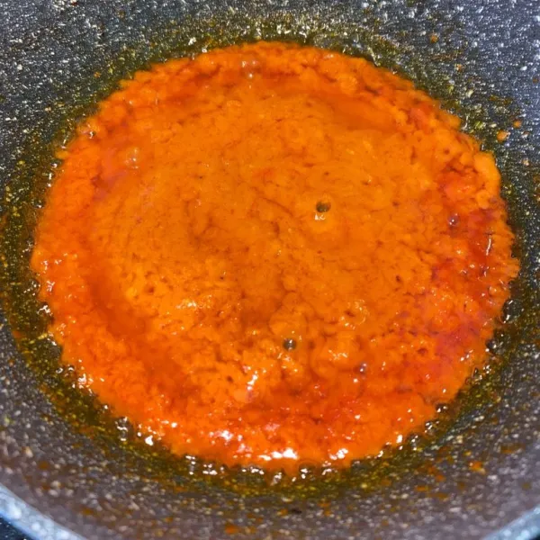 Panaskan minyak, lalu masukkan bumbu-bumbu yang telah dihaluskan.