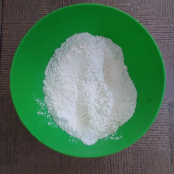 Dalam mangkuk campur tepung terigu, tepung tapioka dan garam.