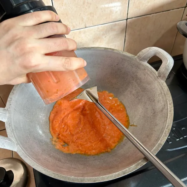 Tumis dengan sedikit minyak sampai air menyusut.