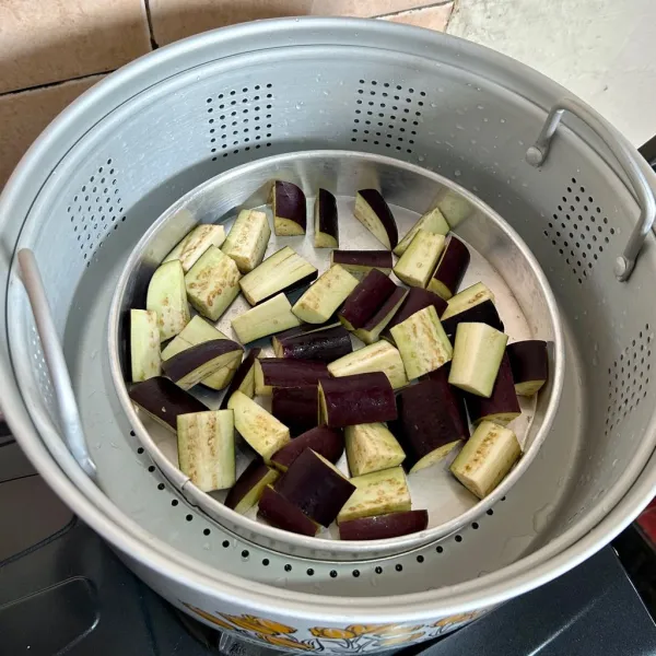 Kukus terong selama 15 menit.