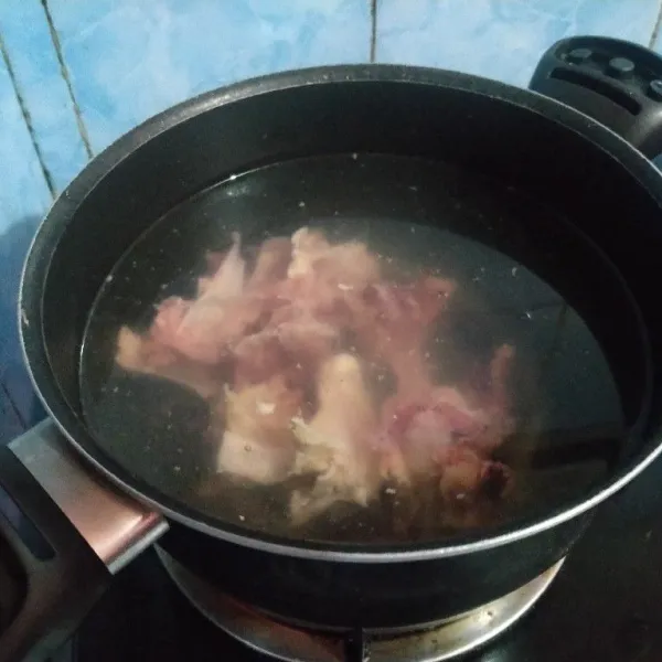 Rebus kerongkongan ayam dengan 1 liter air sampai mengeluarkan kaldu.