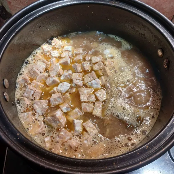 Masukkan tempe, garam, kaldu jamur dan gula, rebus hingga tempe matang.