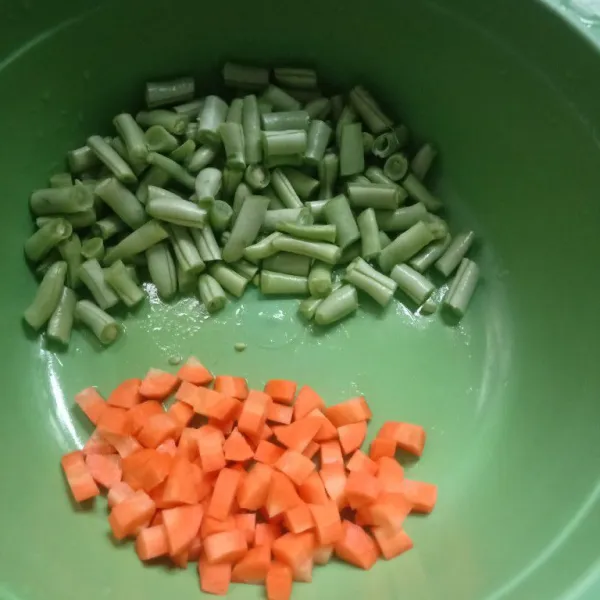 Cuci dan potong buncis beserta wortel sesuai selera.