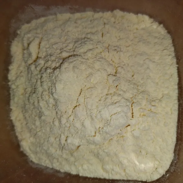 Campur semua tepung dan siapkan air dingin untuk celupan.