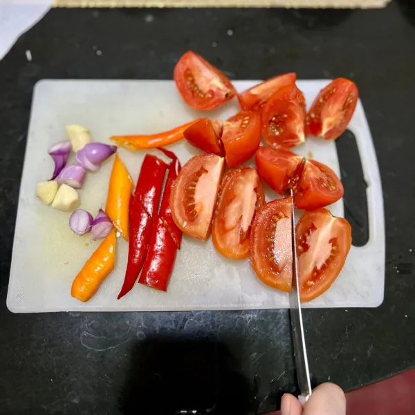 Potong-potong semua bahan.