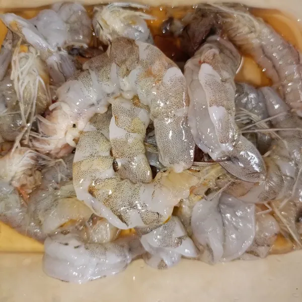 Kupas dan cuci bersih udang lalu marinasi dengan garam, penyedap dan lada bubuk.