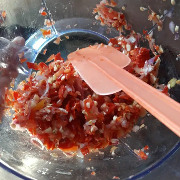 Siapkan bumbunya. Cincang kasar bawang merah, bawang putih, cabe dan tomat.