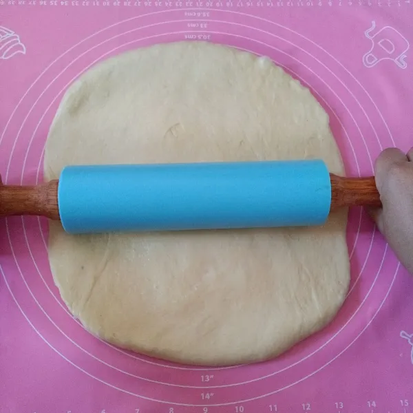 Gilas adonan hingga rata dan melebar.