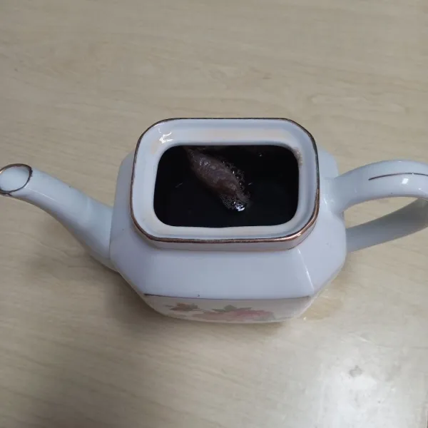 Seduh teh celup dengan air panas, sisihkan.