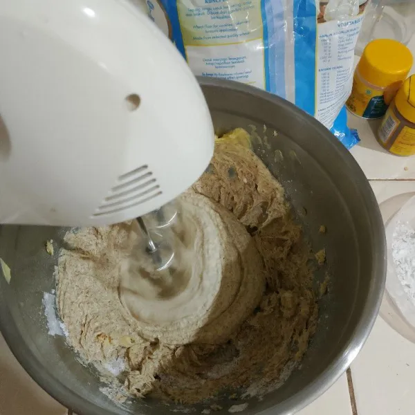 Mixer gula halus dan mentega hingga lembut/ tercampur.