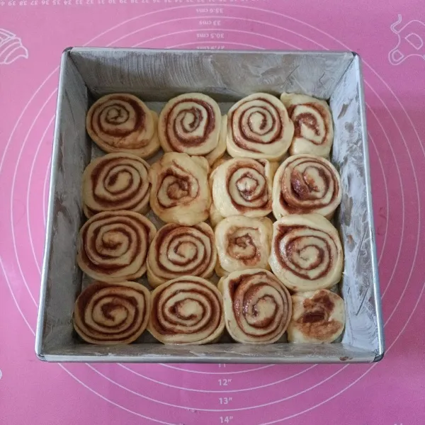 Tata dalam loyang ukuran 20x20 cm. Kemudian proofing selama 1-1,5 jam.