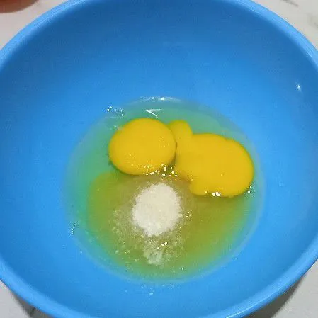Kocok telur dan gula pasir menggunakan whisk sampai gula larut.