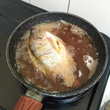 Goreng ikan hingga matang dan tiriskan.