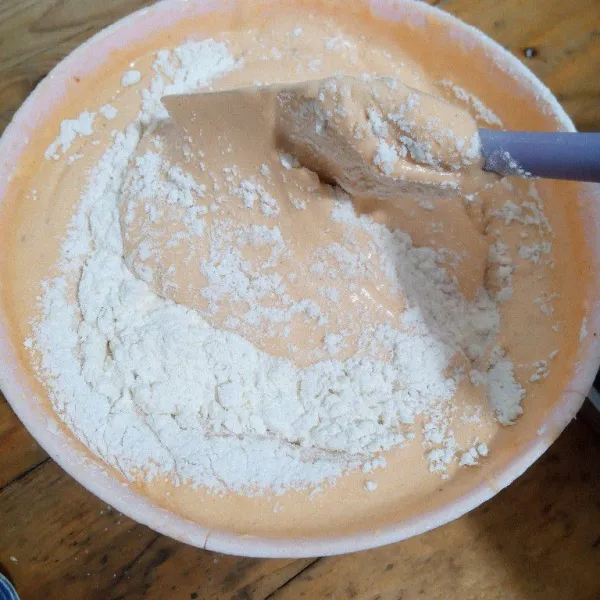 Campur terigu, garam,  baking powder. Masukkan ke adonan dengan diayak. Lalu aduk balik dengan spatula sampai tercampur rata.