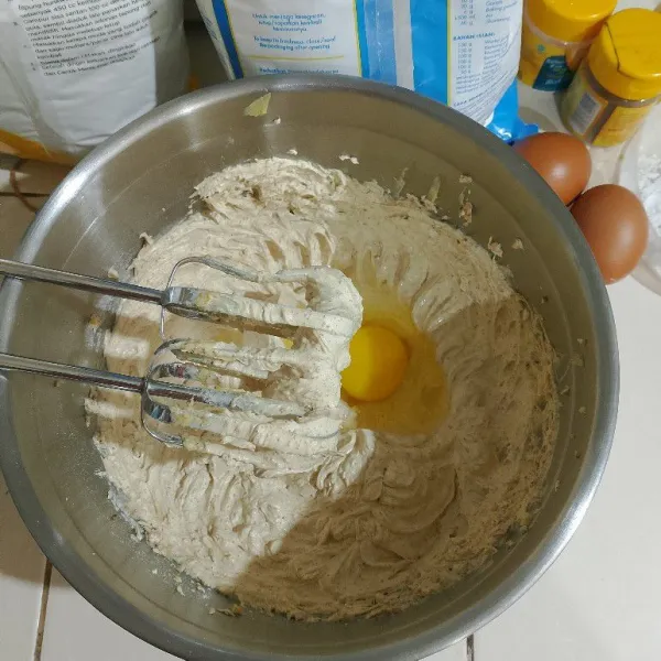 Masukkan telur satu persatu selang satu menit sambil di mixer.