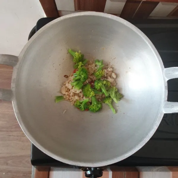 Lalu masukan 75 gram brokoli yang sudah direbus, aduk hingga semua bahan tercampur merata. Lalu sajikan selagi hangat.