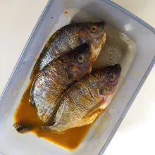 Bumbui ikan dengan bumbu marinasi instan lalu biarkan bumbu meresap.