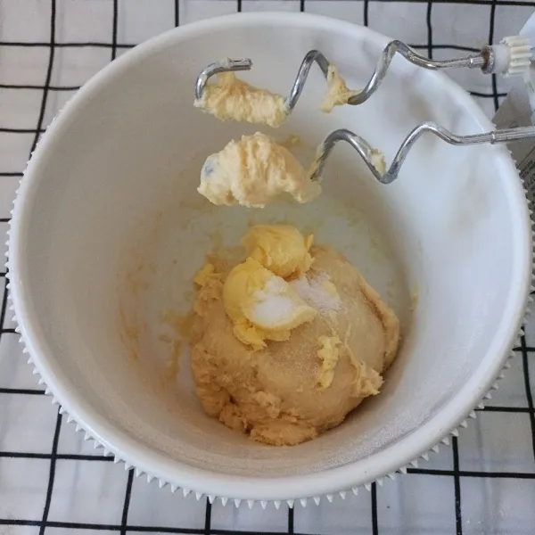 Setelah setengah kalis, tambahkan margarin dan garam. Uleni kembali hingga kalis elastis.