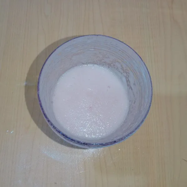 Blender halus bawang merah, bawang putih dan jahe.