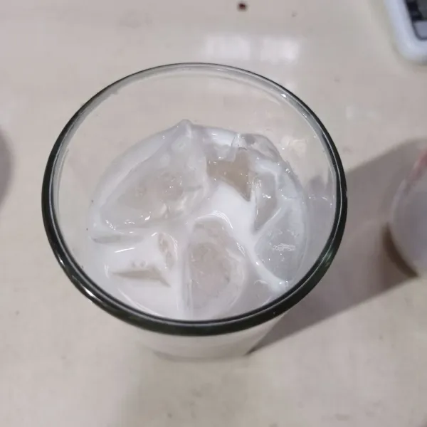 Tuang seduhan creamer kedalam gelas.