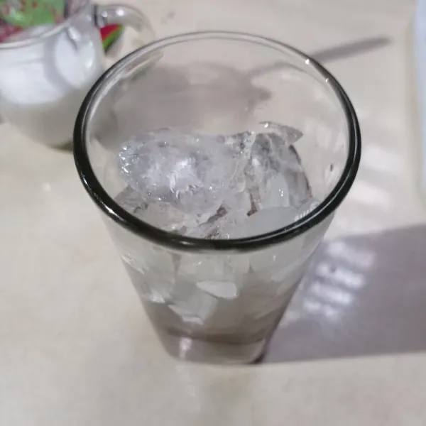 Masukan es batu dan jelly kedalam gelas saji.