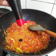 Masukan saus tiram dan bumbui dengan garam, gula serta penyedap rasa.