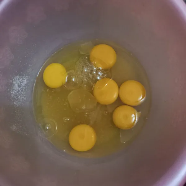 Kocok telur ayam beserta gula pasir dan SP hingga putih, kental berjejak.